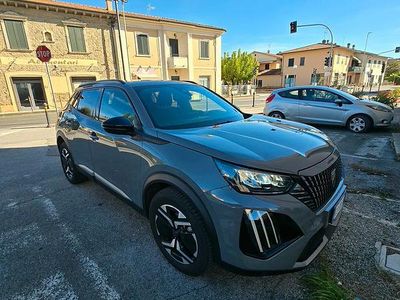Usado Peugeot 2008 Allure 101 HP (74 kW) 2024 Cinzento SUV