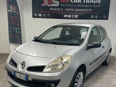 Usata Renault Clio II 86 CV (63 kW) 2006 Argento Berlina