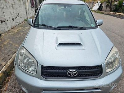 Usata Toyota RAV4 128 CV (94 kW) 2004 Grigio SUV