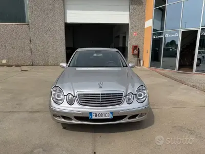 Usata Mercedes E270 Elegance 177 CV (130 kW) 2002 Grigio Berlina