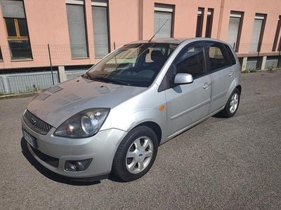 Begagnad Ford Fiesta Ghia 68 HK (50 kW) 2007 Silver Halvkombi