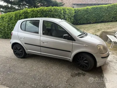 Usata Toyota Yaris 68 CV (50 kW) 2002 Grigio Berlina