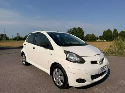 Usata Toyota Aygo Connect Style 68 CV (50 kW) 2011 Bianco Utilitaria