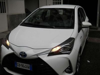 Usata Toyota Yaris Hybrid Active 73 CV (53 kW) 2020 Bianco Berlina