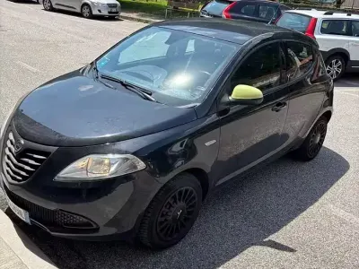 Usata Lancia Ypsilon 69 CV (50 kW) 2014 Nero Utilitaria