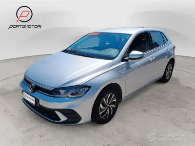 Usata VW Polo Life 95 CV (69 kW) 2023 Grigio Utilitaria
