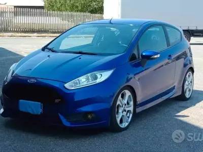 Usata Ford Fiesta ST 182 CV (133 kW) 2014 Bluazzurro Utilitaria
