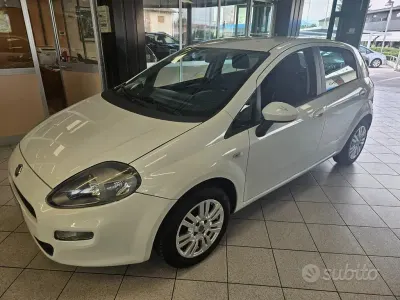 Usata Fiat Punto Lounge 69 CV (50 kW) 2012 Bianco pastello Utilitaria