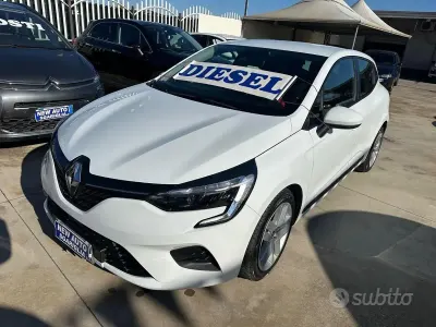 Używany Renault Clio V Business 101 KM (74 kW) 2021 Biały Sedan/Limuzyna