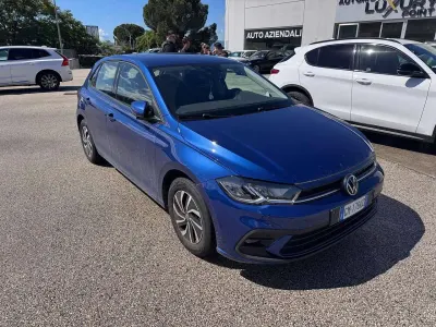 Usata VW Polo Life 95 CV (69 kW) 2023 Blu/azzurro Utilitaria