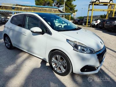 Usata Peugeot 208 Allure 82 CV (60 kW) 2015 Bianco Utilitaria