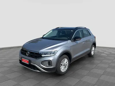 Usata VW T-Roc Life 150 CV (110 kW) 2024 Pyrit silver con tetto nero pastello SUV