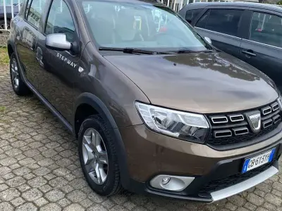 Usata Dacia Sandero Comfort 101 CV (74 kW) 2020 Marrone Berlina