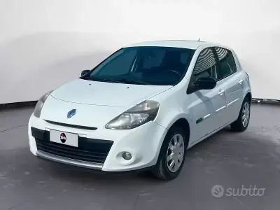 Begagnad Renault Clio II Dynamique 75 HK (55 kW) 2010 Vit Sedan