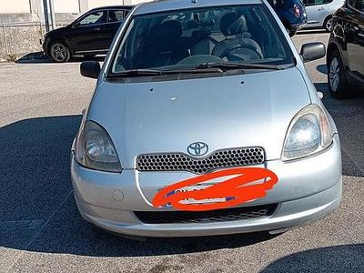 Usata Toyota Yaris 75 CV (55 kW) 2002 Grigio Utilitaria