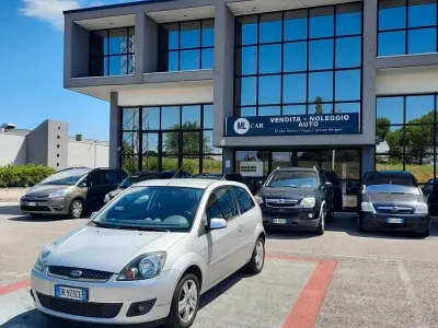 Usata Ford Fiesta Ghia 75 CV (55 kW) 2008 Nero Utilitaria