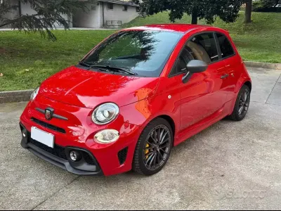 Usata Abarth 695 180 CV (132 kW) 2023 Rosso Utilitaria