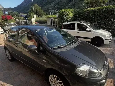 Usata Fiat Grande Punto 77 CV (56 kW) 2010 Nero Utilitaria