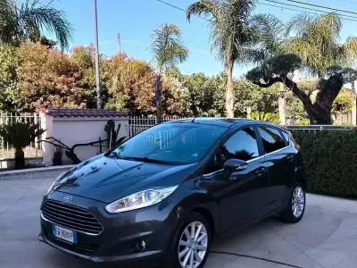 Usata Ford Fiesta Titanium 95 CV (69 kW) 2015 Grigio Utilitaria