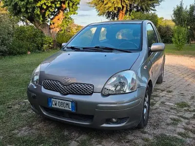 Usata Toyota Yaris 87 CV (63 kW) 2005 Grigio Berlina