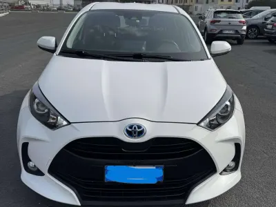 Usata Toyota Yaris Hybrid 92 CV (67 kW) 2023 Bianco Berlina