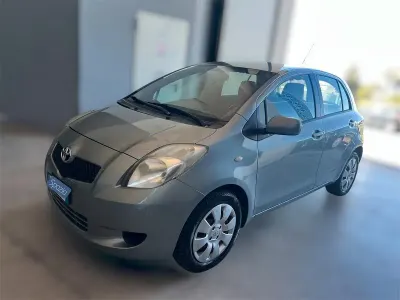 Usata Toyota Yaris 87 CV (63 kW) 2006 Argento Berlina