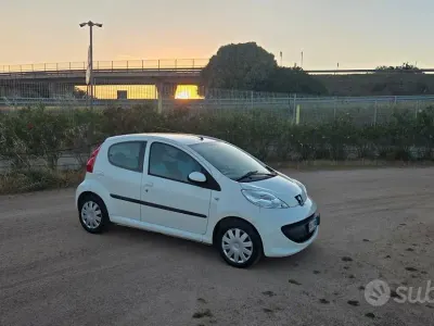 Usata Peugeot 107 68 CV (50 kW) 2010 Bianco Utilitaria