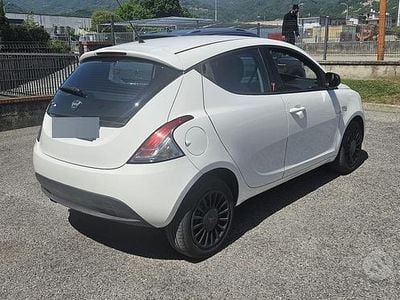 Usata Lancia Ypsilon 69 CV (50 kW) 2015 Bianco Utilitaria