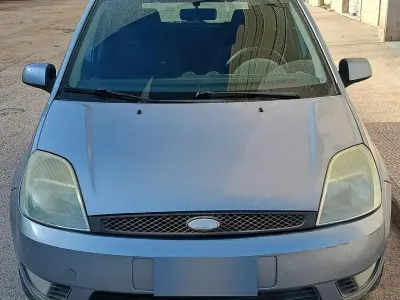 Begagnad Ford Fiesta 68 HK (50 kW) 2005 Halvkombi