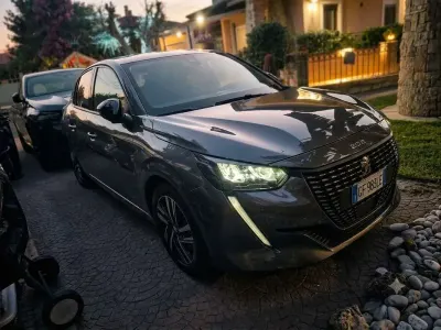 Usata Peugeot 208 Allure 101 CV (74 kW) 2020 Utilitaria