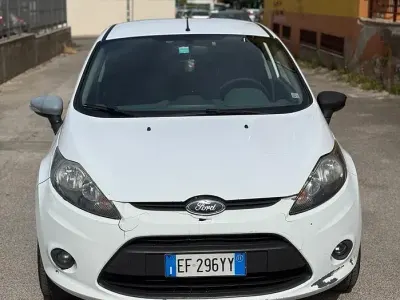 Usata Ford Fiesta 68 CV (50 kW) 2011 Bianco Furgone