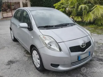 Usata Toyota Yaris 69 CV (50 kW) 2007 Grigio Utilitaria