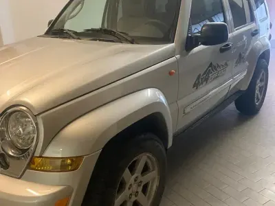 Usata Jeep Cherokee 163 CV (119 kW) 2006 Grigio SUV
