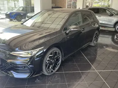 Nuova VW Golf VIII R-line Plus 116 CV (85 kW) 2026 Grenadill black Berlina