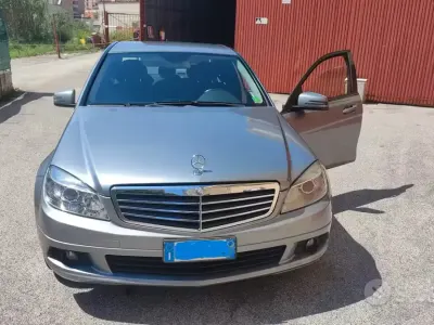 Usata Mercedes C200 122 CV (89 kW) 2009 Grigio Berlina