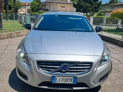 Usata Volvo V60 136 CV (100 kW) 2012 Grigio Station wagon