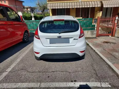 Usata Ford Fiesta Titanium 60 CV (44 kW) 2013 Bianco Berlina