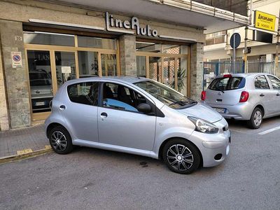 Usata Toyota Aygo Connect Style 68 CV (50 kW) 2011 Argento Utilitaria