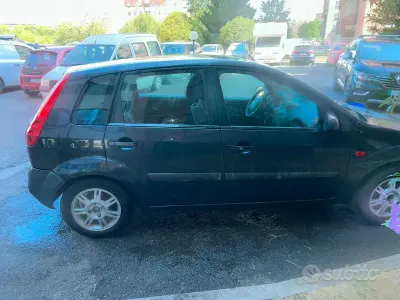 Usata Ford Fiesta 75 CV (55 kW) 2006 Nero Utilitaria