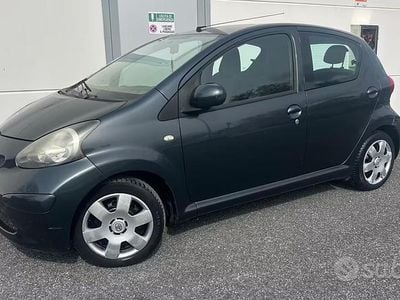 Usata Toyota Aygo 67 CV (49 kW) 2007 Grigio Utilitaria