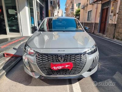 Usata Peugeot 208 GT-line 101 CV (74 kW) 2024 Grigio Utilitaria