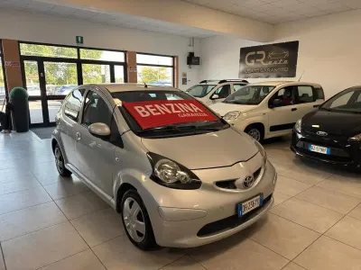 Usata Toyota Aygo 68 CV (50 kW) 2007 Argento Utilitaria