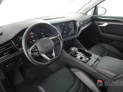 Usata VW Touareg Elegance 231 CV (169 kW) 2024 Grigio SUV