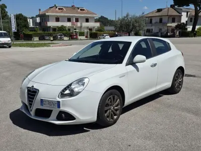 Usata Alfa Romeo Giulietta Distinctive 105 CV (77 kW) 2011 Bianco Utilitaria