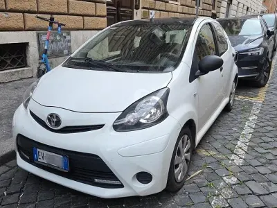 Usata Toyota Aygo Connect Style 68 CV (50 kW) 2014 Bianco Utilitaria