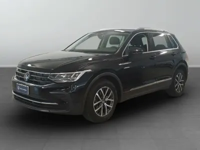 Usata VW Tiguan Life 131 CV (96 kW) 2023 2t nero perla SUV