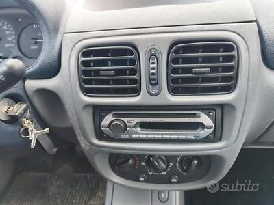 Usata Renault Clio II 58 CV (42 kW) 2001 Nero Utilitaria
