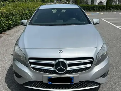 Usado Mercedes A180 Premium 109 CV (80 kW) 2014 Gris Berlina