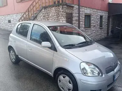 Usata Toyota Yaris 75 CV (55 kW) 2003 Grigio Berlina