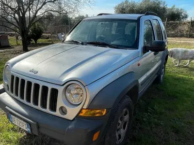 Usata Jeep Cherokee 163 CV (119 kW) 2004 Grigio SUV